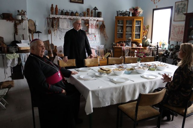 b_1024_768_0_00_images_2022_2023_Wydarzenia_biskup_332084539_913211339875837_4697860650093422554_n